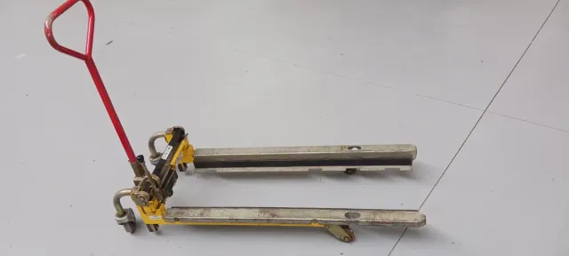 Traspaleta manual geometría variable. 