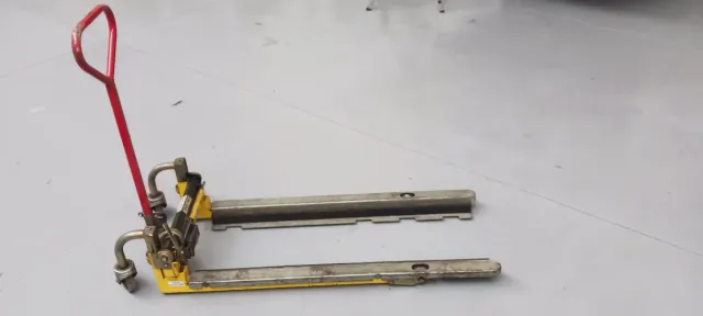 Traspaleta manual geometría variable. 