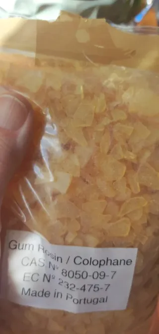 Resina natural de pino, diversos usos.