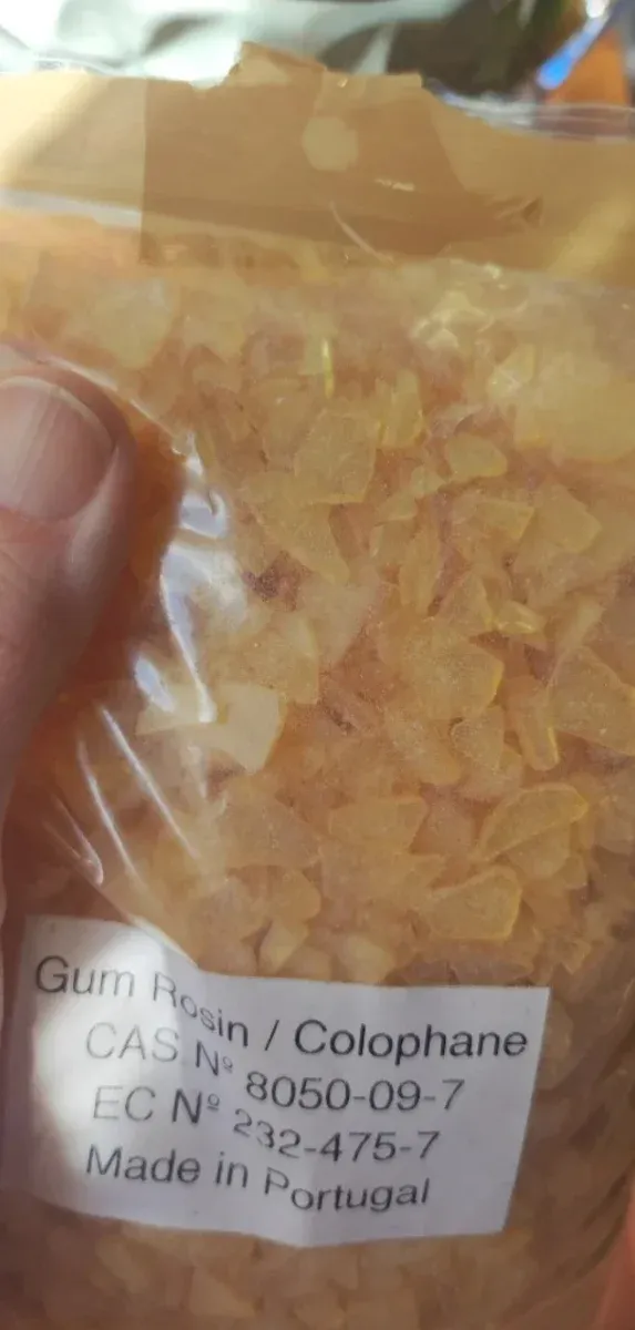 Resina natural de pino, diversos usos.