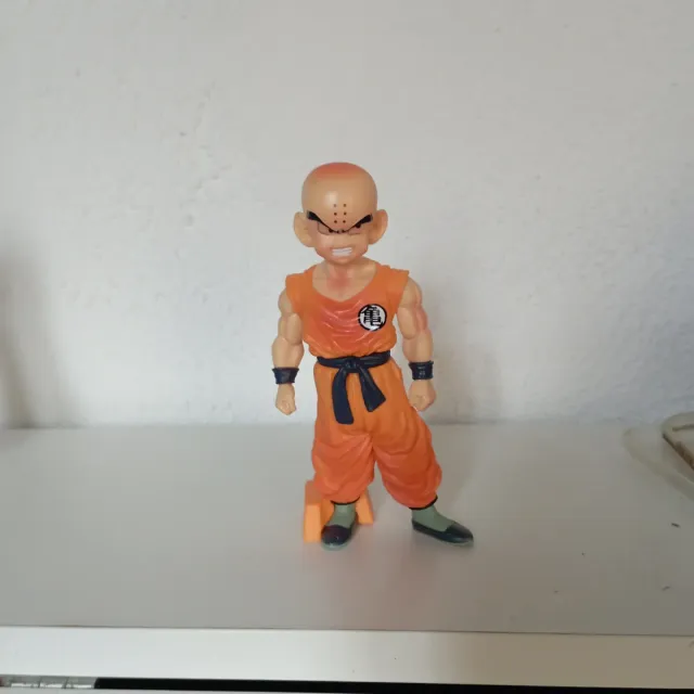 Figura Krilin 15 cm expuesto en vitrina,