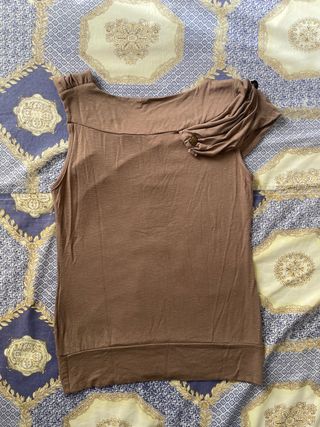 Camiseta sin mangas marrón con flores