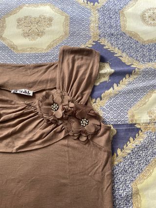 Camiseta sin mangas marrón con flores