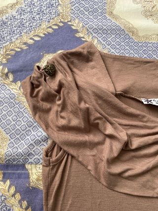 Camiseta sin mangas marrón con flores