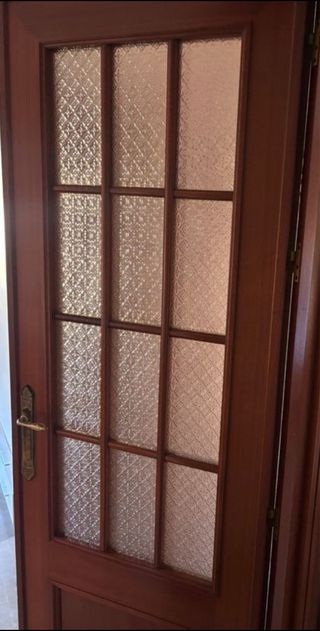 Puerta de madera con cristal.
