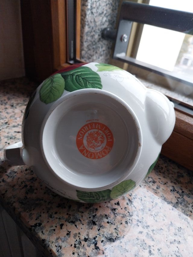 Teiera in porcellana con decoro di mele e fiori