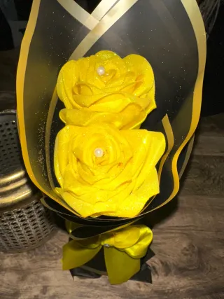 Rose gialle eterne, luminose e profumate