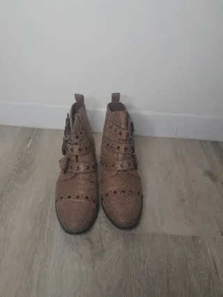 Botas tachuelas marrón y dorado