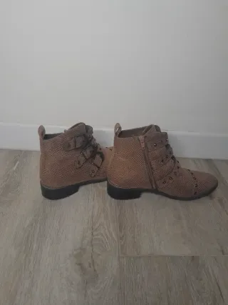 Botas tachuelas marrón y dorado