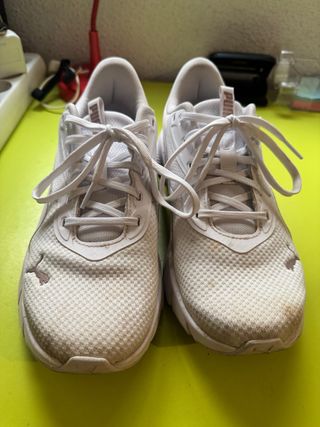 Zapatillas Puma Beige y Blancas