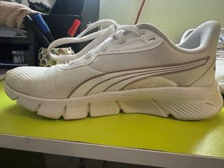 Zapatillas Puma Beige y Blancas