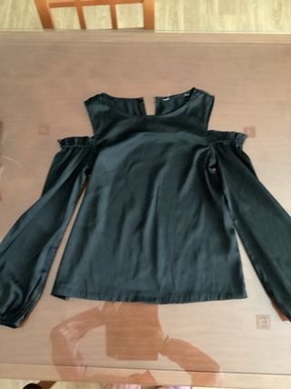 Blusa negra con hombros descubiertos
