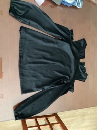 Blusa negra con hombros descubiertos