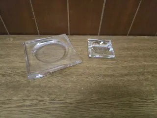 Posacenere in vetro grandi e piccoli