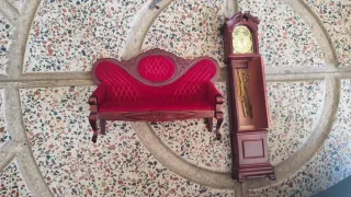 Divano e orologio in miniatura a forma di casa delle bambole