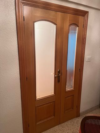 Puerta de madera sin marco
