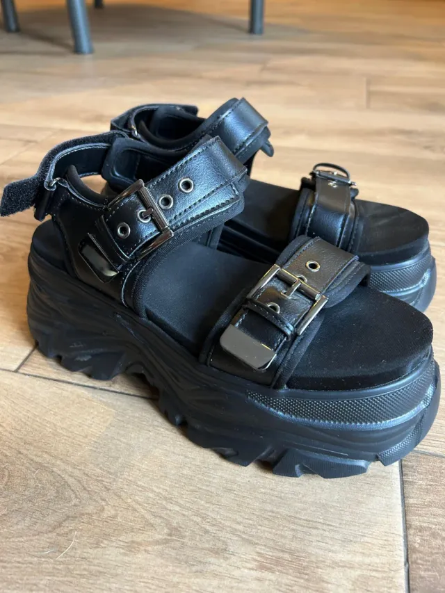 Sandalias polipiel plataforma Stradivarius negras