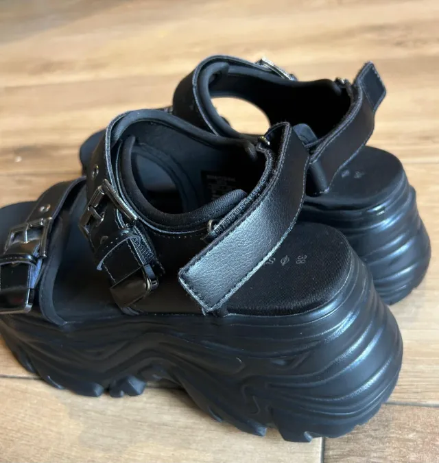 Sandalias polipiel plataforma Stradivarius negras