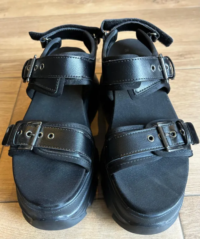 Sandalias polipiel plataforma Stradivarius negras