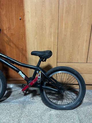 Bicicleta BMX Monty Roja y Negra