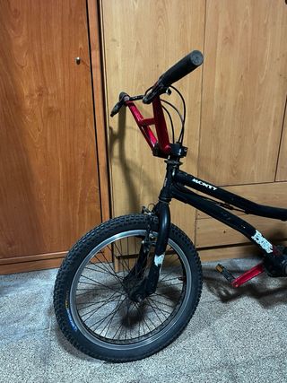 Bicicleta BMX Monty Roja y Negra