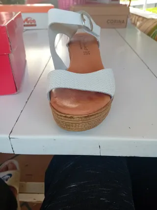 Sandalias Angel Baides Piel Beige y Blancas