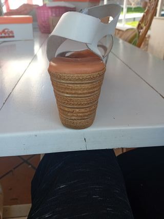 Sandalias Angel Baides Piel Beige y Blancas