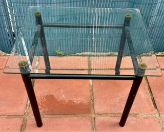 Mesita auxiliar cristal y patas negras