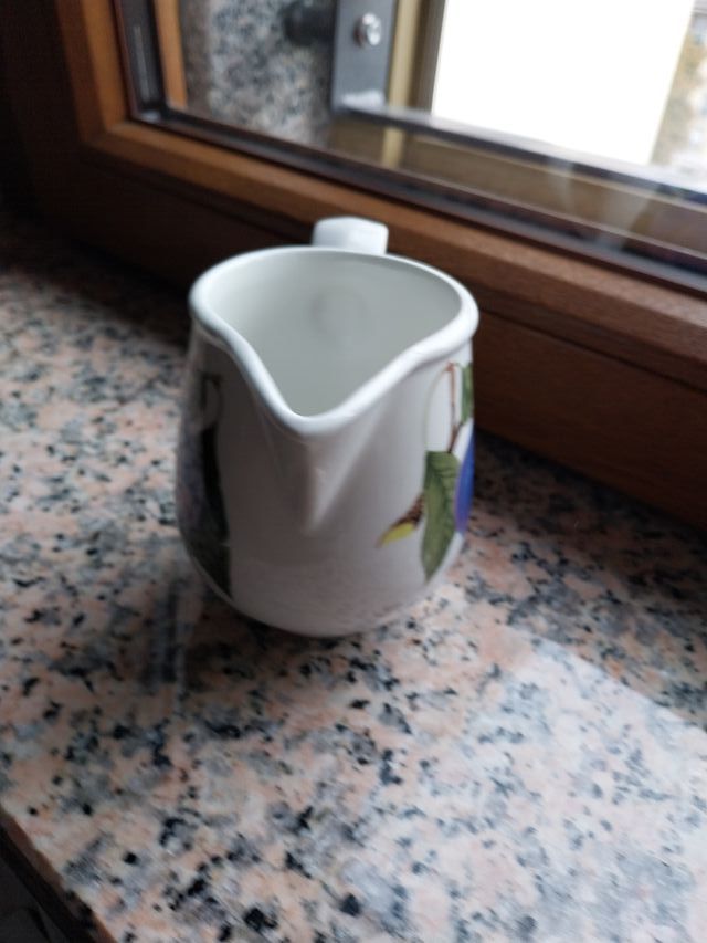 Lattiera in porcellana con prugne