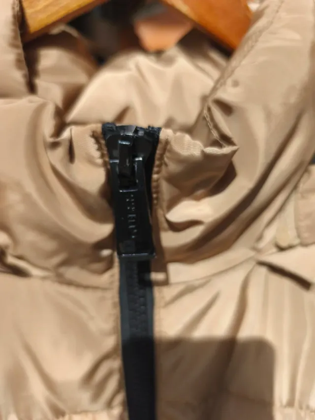 Chaqueta Guess Beige con Capucha