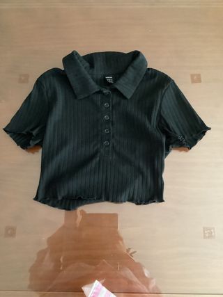 Top negro con cuello polo
