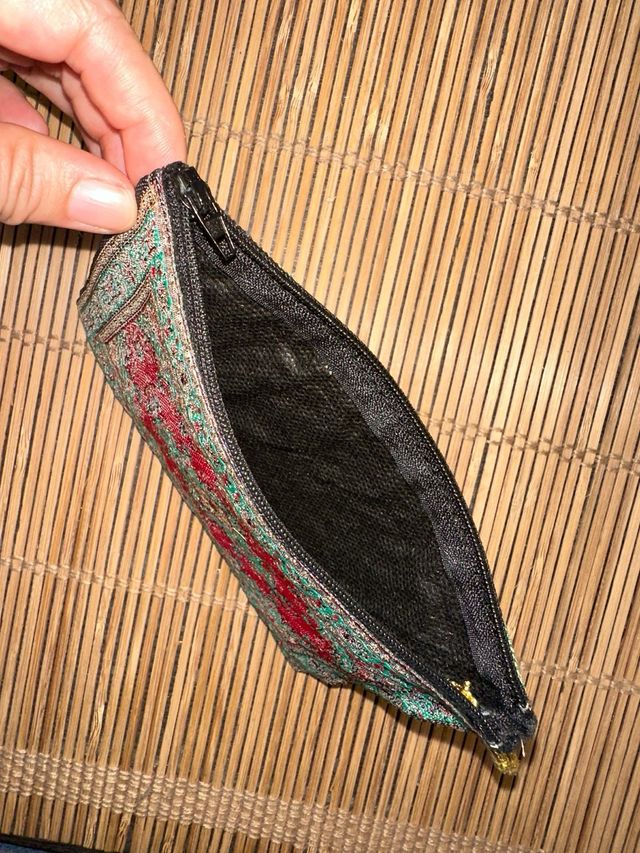 Monedero con cremallera y diseño de alfombra