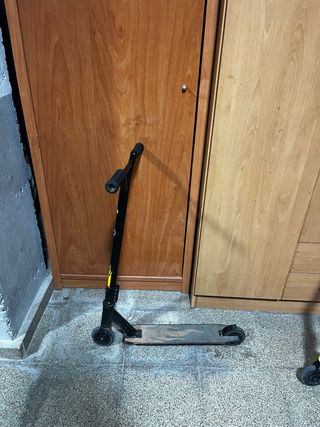 Patinete Negro con Ruedas