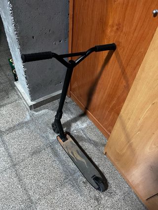 Patinete Negro con Ruedas