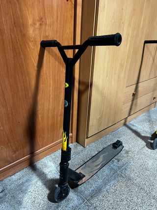 Patinete Negro con Ruedas