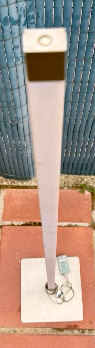 Lámpara LED de pie gris minimalista