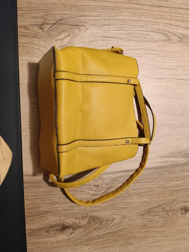 Bolso amarillo de piel sintética