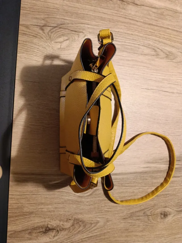 Bolso amarillo de piel sintética