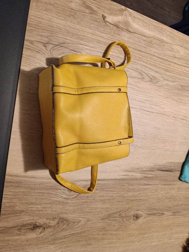 Bolso amarillo de piel sintética
