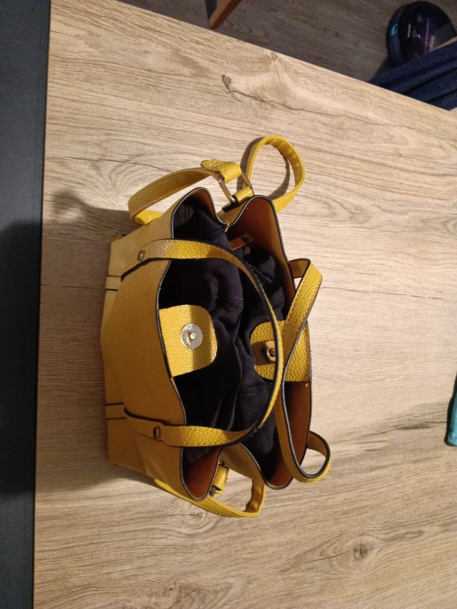 Bolso amarillo de piel sintética