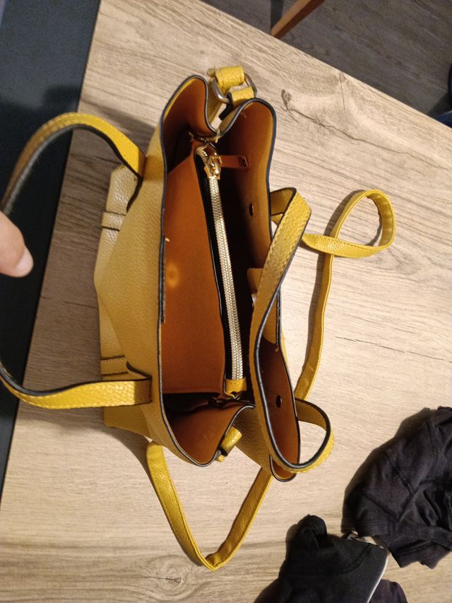 Bolso amarillo de piel sintética