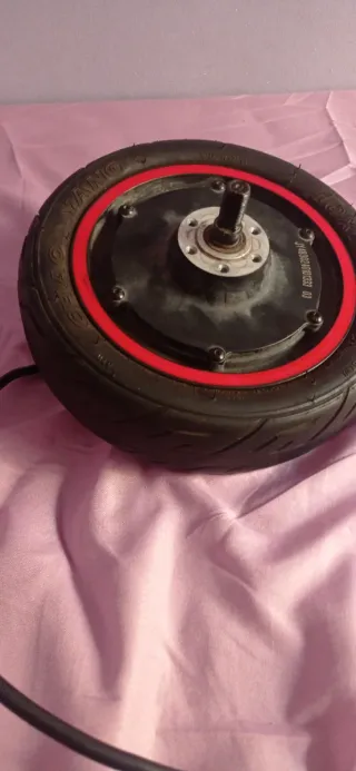 Rueda con motor para patinete eléctrico
