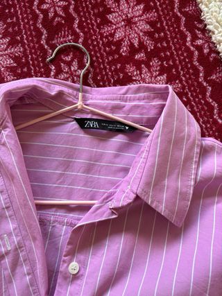 Camisa rosa de Zara con rayas blancas