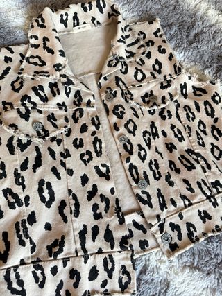 Chaleco vaquero estampado leopardo