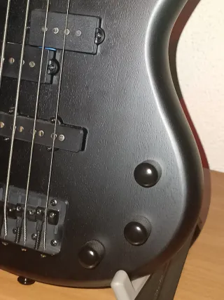 Bajo Eléctrico Negro