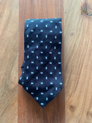 Corbata de seda azul con detalles blancos