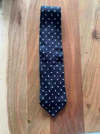 Corbata de seda azul con detalles blancos