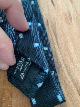 Corbata de seda azul con detalles blancos