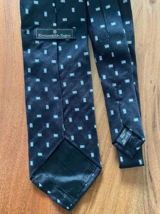 Corbata de seda azul con detalles blancos