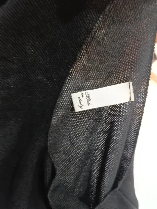 Jersey manga media negro
Queda más bien ancho
